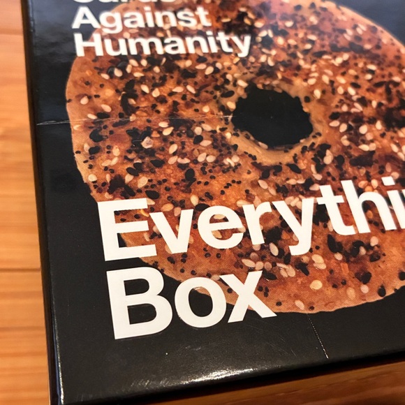 Cards Against Humanity Everything Box - Picture 4 of 6